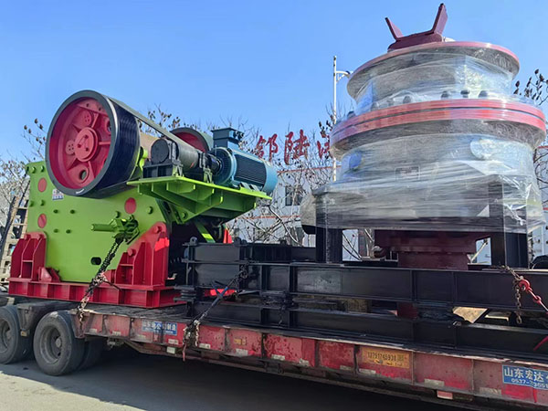 圓錐機破碎機發(fā)貨現(xiàn)場.jpg
